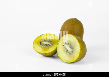 Ganze und in Scheiben geschnittene goldene Kiwis, isoliert auf weiß Stockfoto