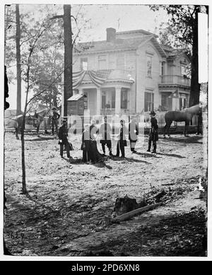 Atlanta, Georgia. Bundesbeamte stehen vor dem Haus. (Ehemaliger Hauptsitz von General John Bell Hood.) Bürgerkriegsfotos, 1861-1865. Usa, Geschichte, Bürgerkrieg, 1861-1865. Stockfoto