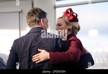 Zara Tindall mit Trainer Henry de Bromhead während der Trophäenpräsentation, nachdem er am ersten Tag des Cheltenham Festivals auf der Rennbahn Cheltenham die „Close Brothers Mares' Hürde mit Honeysuckle“ gewonnen hatte. Foto: Dienstag, 14. März 2023. Stockfoto