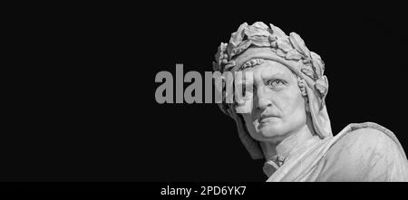 Dante Alighieri, der größte italienische Dichter. Marmorstatue, errichtet auf dem Santa Croce Platz in Florenz im Jahr 1865 (Schwarz und Weiß mit Kopierbereich) Stockfoto