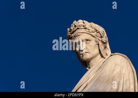 Dante Alighieri, der größte italienische Dichter. Marmorstatue, errichtet auf dem Santa Croce Platz in Florenz im Jahr 1865 (mit blauem Himmel und Kopierraum) Stockfoto