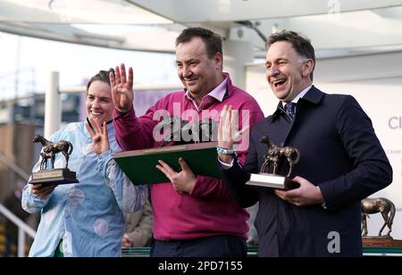 Jockey Rachael Blackmore, Trainer Henry de Bromhead und Besitzer Kenneth Alexander mit ihren Trophäen, nachdem er am ersten Tag des Cheltenham Festivals auf der Cheltenham Racecourse die Hürde der Close Brothers Mares mit Honeysuckle gewonnen hat. Foto: Dienstag, 14. März 2023. Stockfoto