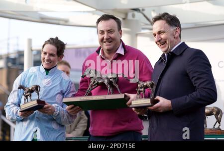 Jockey Rachael Blackmore, Trainer Henry de Bromhead und Besitzer Kenneth Alexander mit ihren Trophäen, nachdem er am ersten Tag des Cheltenham Festivals auf der Cheltenham Racecourse die Hürde der Close Brothers Mares mit Honeysuckle gewonnen hat. Foto: Dienstag, 14. März 2023. Stockfoto