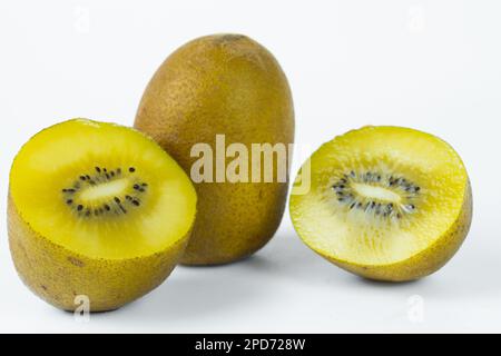 Ganze und in Scheiben geschnittene goldene Kiwis, isoliert auf weiß Stockfoto