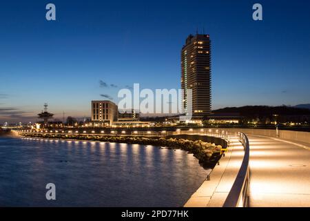 Maritim Hotel at Night im Badeort Travemünde, Hansestadt Lübeck, Schleswig-Holstein, Deutschland Stockfoto