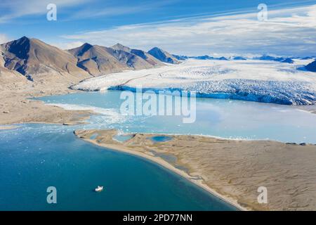 Blick aus der Vogelperspektive auf Recherchebreen, den Gletscher im Wedel Jarlsberg Land, der sich in den Recherche Fjord in Spitsbergen/Svalbard erhebt Stockfoto