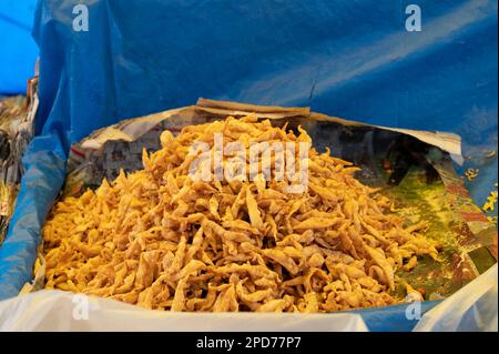 Nimki, ein weithin beliebtes, würziges indisches spritziges Essen, wird an einem Imbissstand am Straßenrand zubereitet. Howrah, Westbengalen, Indien. Stockfoto