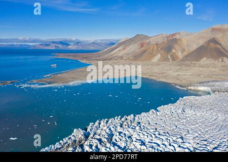 Blick aus der Vogelperspektive auf Recherchebreen, den Gletscher im Wedel Jarlsberg Land, der sich in den Recherche Fjord in Spitsbergen/Svalbard erhebt Stockfoto