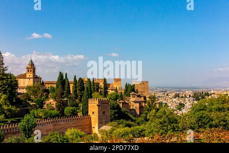 Blick auf die Alhambra in Granada Andalusien Spanien, ein UNESCO-Weltkulturerbe und eine wichtige Touristenattraktion. Stockfoto