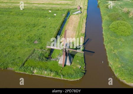 Luftaufnahme über Bach, Wiesen und Windmühle Honigfleth, letzte Wasserschaufel mit Archimedes-Schraube in Schleswig-Holstein Stockfoto