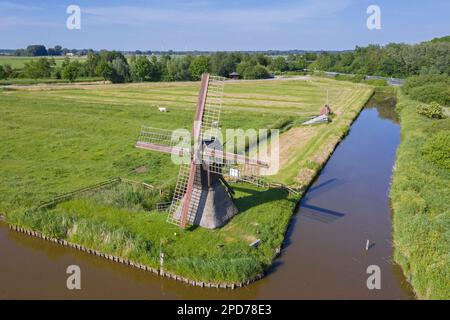 Luftaufnahme über Bach, Wiesen und Windmühle Honigfleth, letzte Wasserschaufel mit Archimedes-Schraube in Schleswig-Holstein Stockfoto