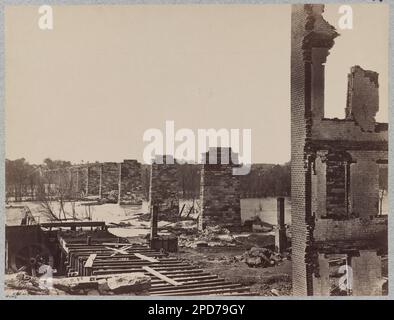 Ruinen von Richmond und Petersburg Railroad Bridge, Richmond, Virginia, April 1865. Kennzeichen Nr. 88, Titel von Element, Abbildungen In: Gardners fotografisches Skizzenbuch des Krieges / Alexander Gardner. Washington, D.C. : Philp & Solomons, [c1866], v. II, pl. 88, Gift; Oberst Godwin Ordway; 1948. Railroad Bridges, Virginia, Richmond, 1860-1870, Vereinigte Staaten, Geschichte, Bürgerkrieg, 1861-1865, Zerstörung und Plünderung, Vereinigte Staaten, Virginia, Richmond. Stockfoto