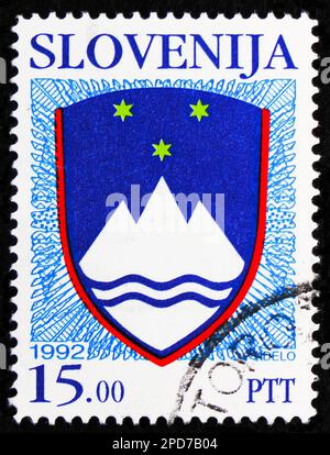 MOSKAU, RUSSLAND - 15. FEBRUAR 2023: Poststempel in Slowenien zeigt nationale Waffen der Republik Slowenien, Serie, ca. 1992 Stockfoto