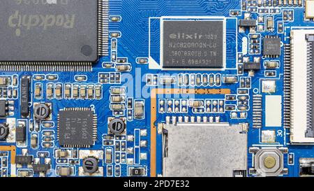 Eine Nahaufnahme einer blauen Computerplatine mit einem Motherboard, Chips und anderen Komponenten Stockfoto