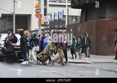 Manhattan, Usa. 14. März 2023. Schule-Kinder verlassen den Martin Luther King JR Lehrcampus in Manhattan, New York City. Das New York City Police Department untersucht eine Schießerei in Manhattan auf einen 17-jährigen Mann, der am helllichten Tag auf der West 68. St und der Amsterdam Avenue erschossen wurde. Das 17-jährige Opfer wurde ins Krankenhaus gebracht. Die Schießerei geschah in der Nähe des Martin Luther King Jr. Bildungscampus. Kredit: SOPA Images Limited/Alamy Live News Stockfoto