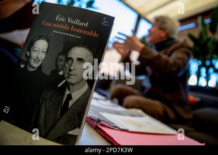 Barcelona, Spanien. 10. März 2023. Der französische Schriftsteller und Regisseur Eric Vuillard präsentiert am 9. März 2023 in Barcelona die katalanische Version seines Buches „der Krieg der Armen“. (Foto: Albert Llop/NurPhoto) Kredit: NurPhoto SRL/Alamy Live News Stockfoto