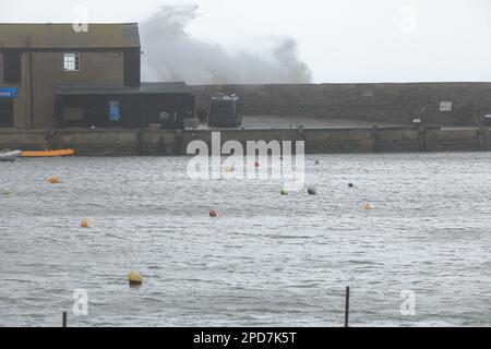 Sturmwellen stürzen über dem Cobb in Lyme Regis, Dorset, England, Großbritannien Stockfoto