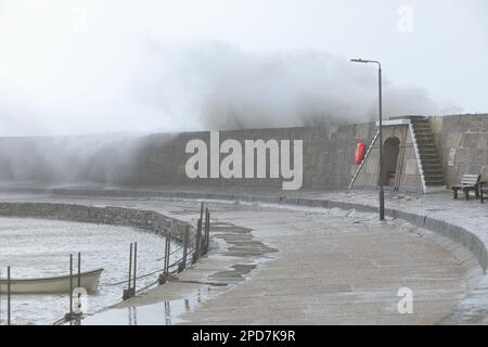 Sturmwellen stürzen über dem Cobb in Lyme Regis, Dorset, England, Großbritannien Stockfoto