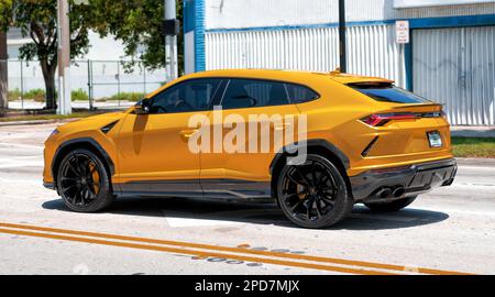 Miami Beach, Florida USA - 15. April 2021: 2019 Yellow Giallo Auge Lamborghini Urus, Seitenansicht. Stockfoto