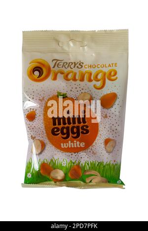 Packung Terrys Chocolate Orange Mini Eggs weiß isoliert auf weißem Hintergrund - Mini Eggs mit knuspriger Schale, hergestellt aus echtem Orangenöl Stockfoto