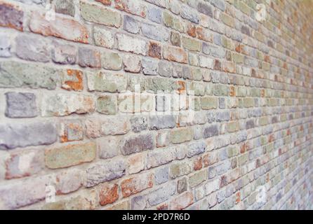 Dekorative Backsteinwand ist Teil des Innenraums im Inneren des Hauses Stockfoto