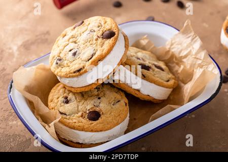 Eis-Sandwiches mit Vanilleeis und Schokoladen-Keksen Stockfoto