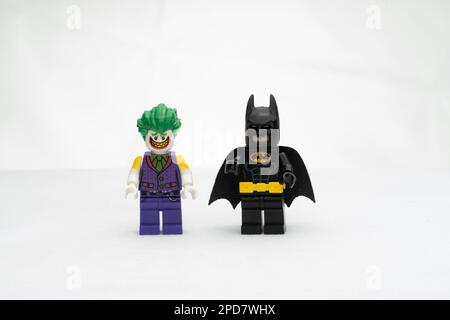 Die beiden Lego-Minifiguren mit Joker und batman auf weißem Hintergrund Stockfoto