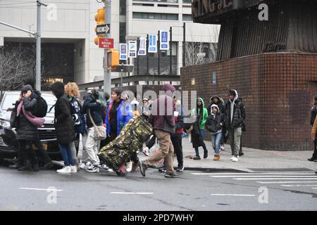 Manhattan, Usa. 14. März 2023. Schule-Kinder verlassen den Martin Luther King JR Lehrcampus in Manhattan, New York City. Das New York City Police Department untersucht eine Schießerei in Manhattan auf einen 17-jährigen Mann, der am helllichten Tag auf der West 68. St und der Amsterdam Avenue erschossen wurde. Das 17-jährige Opfer wurde ins Krankenhaus gebracht. Die Schießerei geschah in der Nähe des Martin Luther King Jr. Bildungscampus. (Foto: Kyle Mazza/SOPA Images/Sipa USA) Guthaben: SIPA USA/Alamy Live News Stockfoto