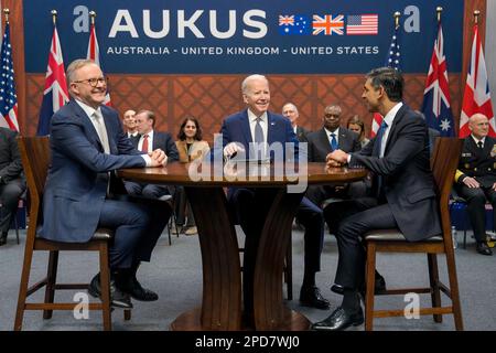 San Diego, Vereinigte Staaten von Amerika. 13. März 2023. US-Präsident Joe Biden, Center, während eines trilateralen Treffens mit dem australischen Premierminister Anthony Albanese, Left und dem britischen Premierminister Rishi Sunak während eines Treffens am Point Loma Marinestützpunkt am 13. März 2023 in San Diego, Kalifornien. Die drei Führer des AUKUS-Sicherheitspaktes einigten sich auf die Erweiterung ihrer nuklearbetriebenen U-Boot-Flotte. Kredit: Adam Schultz/White House Photo/Alamy Live News Stockfoto