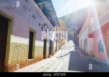 Fantastische farbenfrohe Gebäude in Pueblo Magico Batopilas in den Bergen Barrancas del Cobre, Mexiko Stockfoto