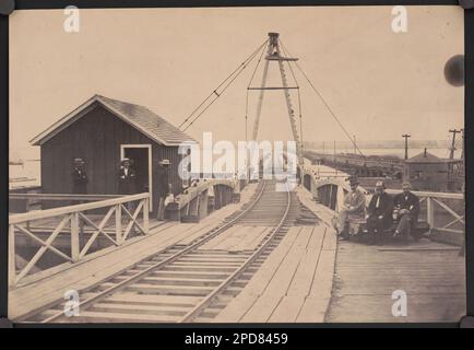 Neue Brücke über den Potomac River auf der Washington, Alexandria und Georgetown Railroad. Gesamtlänge 5.104 m. Ausgestellt in der National Gallery of Art, Washington, D.C., März - Juli 2017; im New Orleans Museum of Art, New Orleans, Louisiana, 2017. Okt. - 2018. Januar, Title from item, No digital image for LC-B8184-10246 (Schwarzweiß-Filmkopie negativ). „East of the Mississippi : American Landscape Photography“ aus dem 19. Jahrhundert. Stützböcke, 1860-1870, Eisenbahnbrücken, 1860-1870, Hebemaschinen, 1860-1870, Potomac River, 1860-1870, Usa, Geschichte, Bürgerkrieg, 1861-1865, Ingenieurwesen und Bauwesen Stockfoto