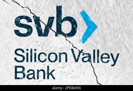 Santa Clara, USA, März 2023: Das Silicon Valley Bank Logo ist durch einen Riss gebrochen. Im Jahr 2023 erlitt die SVB den zweitgrößten Bankrott in der amerikanischen Finanzwelt Stockfoto