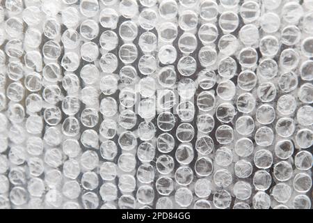 Die feuchte Luftpolsterfolie aus Zellophan schützt das Produkt vor Beschädigung und Nässe und bietet einen ausgezeichneten Schutz bei der Lieferung von Waren. Hintergrund Stockfoto