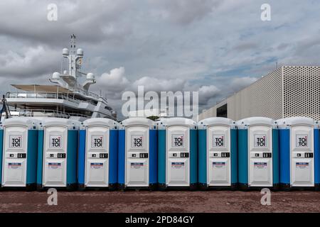 Barcelona, Spanien - 24. September 2022: Reihe tragbarer Toilettenkabinen auf einer Straße im Hafen von Barcelona während eines lokalen Festivals Stockfoto