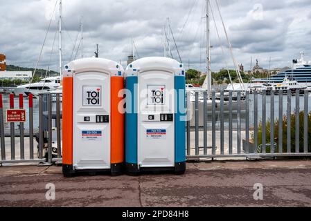 Barcelona, Spanien - 24. September 2022: Zwei tragbare Toilettenkabinen im Hafen von Barcelona während eines lokalen Festivals Stockfoto