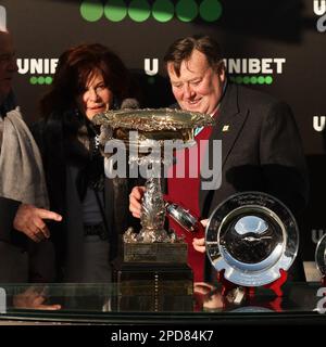 Prestbury Park, Cheltenham, Vereinigtes Königreich, am 14. März 2023. Trainer Nicky Henderson erhält die Auszeichnung Constitution Hill T: Nicky Henderson J: Nico de Boinville gewinnt die Champion Hürde am 1. Tag des Cheltenham Festivals in Prestbury Park, Cheltenham, Großbritannien, am 14. März 2023. Foto: Ken Sparks. Nur redaktionelle Verwendung, Lizenz für kommerzielle Verwendung erforderlich. Keine Verwendung bei Wetten, Spielen oder Veröffentlichungen von Clubs/Ligen/Spielern. Kredit: UK Sports Pics Ltd/Alamy Live News Stockfoto