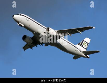 Ein Airbus A320 von Aer Lingus in einem retrospektiven Farbschema fährt vom Flughafen London Gatwick ab Stockfoto