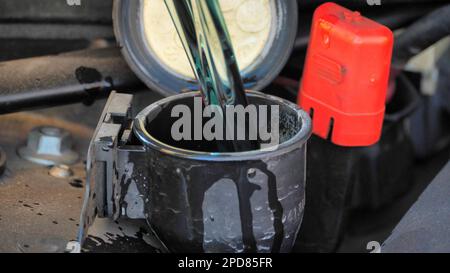 Füllen Sie Öl auf den Motor, in der Nähe Stockfoto