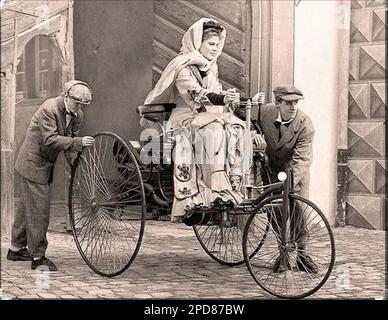 BERTHA BENZ (1849-1944), Ehefrau von Karl Benz und eigenständige Ingenieurin. Hier spielt sie ihre Reise vom 1888. August von etwa 56 Meilen von ihrem Haus in Mannheim nach Pforzheim nach, unterstützt von ihren Söhnen Eugen und Richard. Sie fährt das Modell II des Patentmotors ihres Mannes Stockfoto