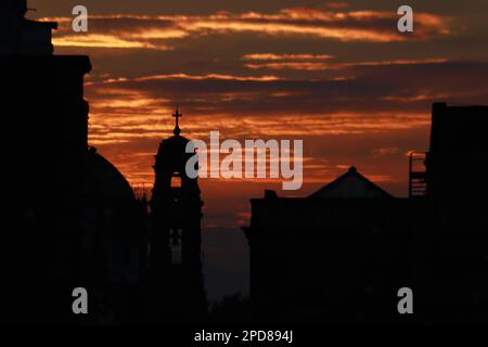 Mexiko-Stadt, Mexiko. 14. März 2023. Die Silhouette einer Kirche bei Sonnenaufgang im historischen Zentrum von Mexiko-Stadt. Am 14. März 2023 in Mexiko-Stadt, Mexiko. (Kreditbild: © Carlos Santiago/Eyepix via ZUMA Press Wire) NUR REDAKTIONELLE VERWENDUNG! Nicht für den kommerziellen GEBRAUCH! Stockfoto