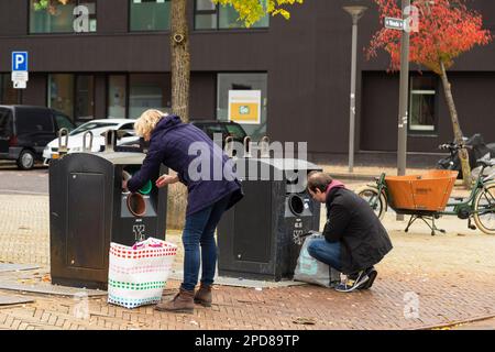 Getrennte Abfallsammelstelle in öffentlichen unterirdischen Containern. Stockfoto
