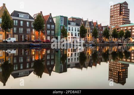 Neue moderne Wohngebäude entlang des Kanals im Vathorst-Viertel in Amersfoort. Stockfoto