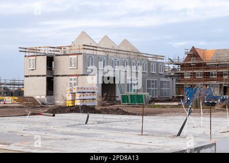 Neubau von Wohnungen in einem neuen Wohngebiet. Stockfoto