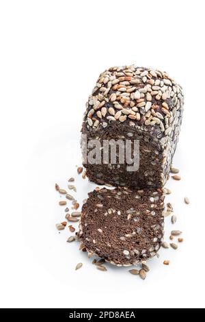 Hausgemachtes dunkles Roggenbrot mit Sonnenblumenkernen, isoliert auf Weiß Stockfoto