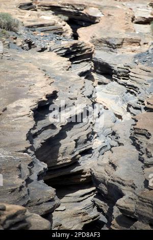 Vulkanische Felsschichten in Spalten, die von der Erosion der las grietas ladera del volcan Lanzarote, Kanarische Inseln, Spanien, abgenutzt wurden Stockfoto