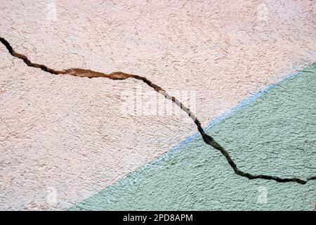 Große Wicklungsspalte an der alten farbigen Putzwand. Speicherplatz kopieren. Selektiver Fokus. Stockfoto