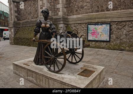 Die Bronzestatue von Molly Malone, einem fiktiven Fischhändler, der Star eines bekannten irischen Liedes Stockfoto