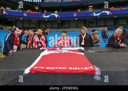 Manchester, Großbritannien. 14. März 2023. RB Leipzig-Fans kommen vor der UEFA Champions League-Runde von 16 Manchester City gegen RB Leipzig im Etihad Stadium, Manchester, Großbritannien, 14. März 2023 (Foto von Mark Cosgrove/News Images) Kredit: News Images LTD/Alamy Live News Stockfoto