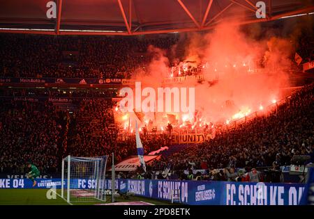 IN der Veltins Arena, vor dem Torwart Alexander MEYER (DO) Soccer 1, entzünden die Fans das Feuer der Bengalen. Bundesliga, 24. Spieltag, FC Schalke 04 (GE) - Borussia Dortmund (DO) 2: 2, am 11. März 2023 in Gelsenkirchen/Deutschland. #DFL-Vorschriften verbieten die Verwendung von Fotografien als Bildsequenzen und/oder quasi-Video # Stockfoto