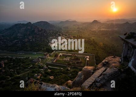 Blick auf den Achyuta Raya Tempel bei Sonnenaufgang vom Hemakuta Hill in Hampi. Hampi, die Hauptstadt des Vijayanagara Empire, gehört zum UNESCO-Weltkulturerbe. Stockfoto